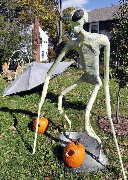 Area 51 Party, Halloween Yard Props, Alien Decor, Aliens Halloween, Halloween Yard Displays, Scary Alien, Halloween Maze, Alien Party, Alien Halloween