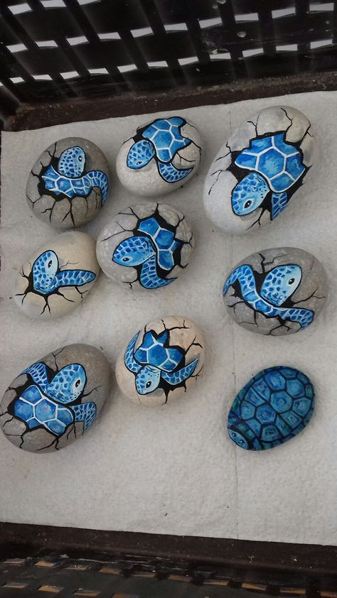 One Little Project, Turtle Painted Rocks, Turtle Rock, Garden Rock Art, Diy Rock Art, Painted Rock Animals, Stone Art Painting, Painted Rocks Craft, Painted Rocks Diy