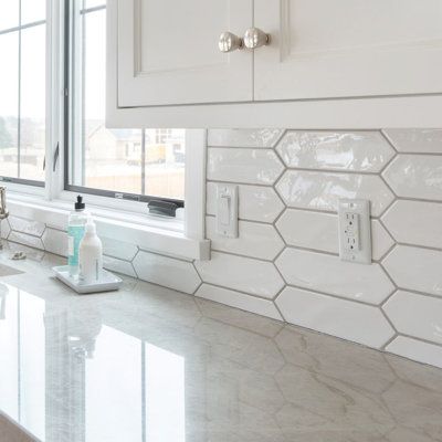 Kitchen Ideas White Backsplash, Backsplash Picket Tile, Simple White Kitchen Backsplash Ideas, Kitchen Backsplash Off White Cabinets, White Backsplash Tile Ideas, White Counter And Backsplash, White Modern Backsplash, Crayon Tile Backsplash Kitchen, Backsplash Hexagon Tile