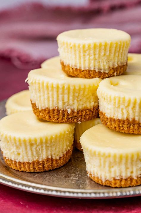 Easy Mini Cheesecake Recipe, Easy Mini Cheesecakes, Mini Cheesecakes Recipe, Cheesecake Minis, Holiday Cheesecake, Mini Cheesecake Pan, Mini Cheesecakes Easy, Plain Cheesecake, Banana Cream Pie Recipe