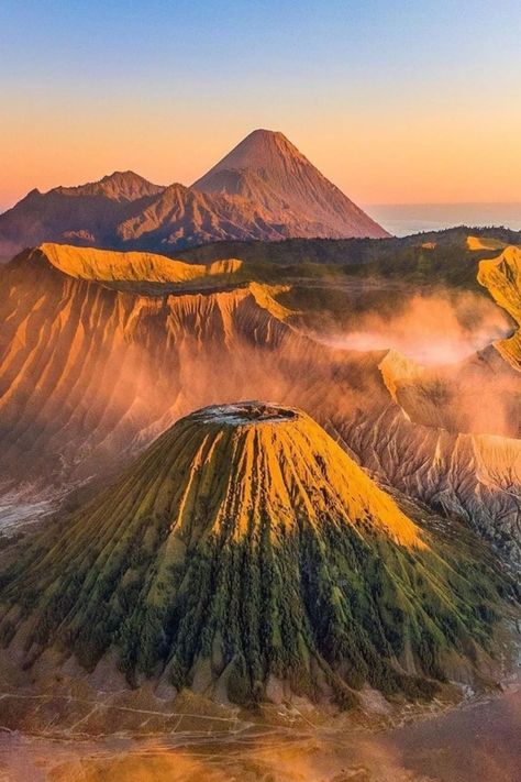 view mountains nature Mount Bromo, East Java, Mountain Photos, Best Sunset, Destination Voyage, Beautiful Mountains, Beautiful Places To Visit, Nature Travel, Most Beautiful Places