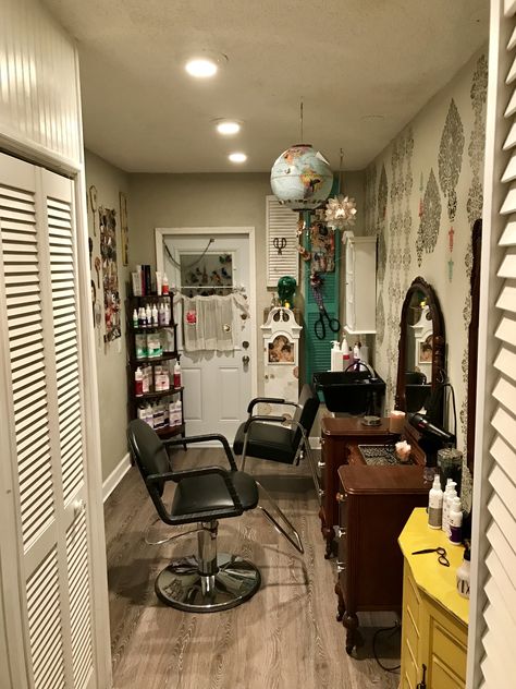 Beauty Shed Salon Ideas, Barber Suite Ideas, Mini Beauty Salon, She Shed Salon Ideas, She Shed Hair Salon Ideas, Small Home Salon, Small Salon Ideas, Mobile Beauty Salon, Small Salon