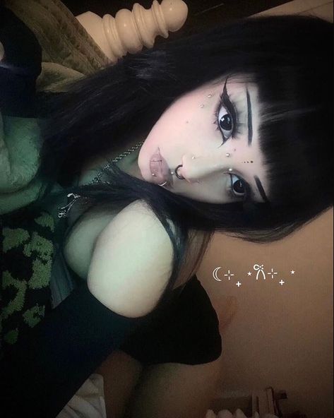 Pretty Doe Eyes🎀 #emogirl#grungestyle#alt | Instagram Alt Photo Ideas, Alt Hair Ideas, Unrecognizable Makeup, Alt Photos, Alternative Fits, Alt People, Fine Shyt, Alt Fits