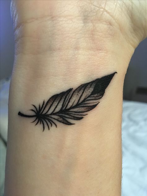 Feather Feather Tattoo Men, Valentine Tattoos, Bholenath Tattoo, Tattoo Peito, Black And Silver Eye Makeup, Small Feather Tattoo, Lisa Tattoo, Inner Wrist Tattoos, Tattoo Foot