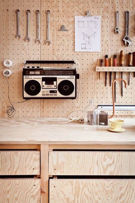 Arbejdsplads Garage, Vintage Workshop, Workshop Inspiration, Diy Garage Work Bench, Garage Atelier, Old Radio, Plywood Interior, Work Benches, Workshop Studio