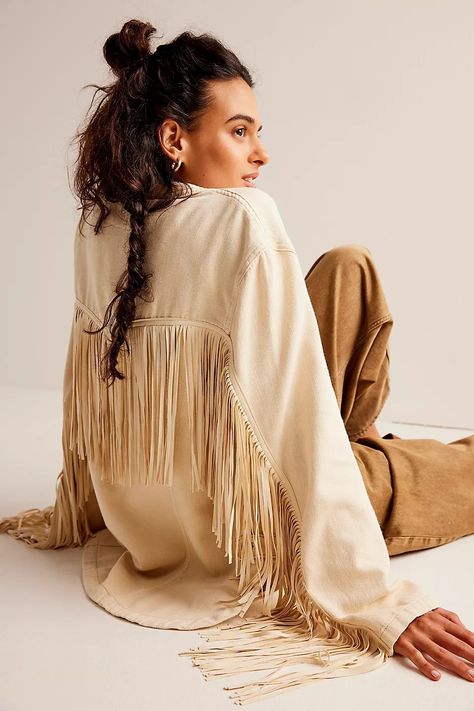 Fringe Jacket Outfit, Tassel Jacket, Classic Denim Jacket, Free People Jacket, Fringe Jacket, Teddy Jacket, Flowy Skirt, Look Cool, Boho Outfits