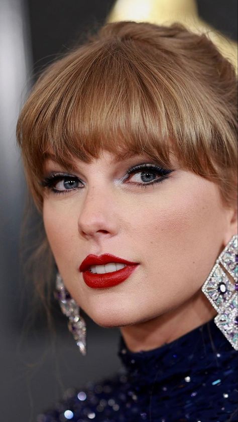 Grammys 2023 Taylor Swift Red Lips, Taylor Swift Red Lipstick, Grammys Performance, Grammys 2023, Taylor Swift Photoshoot, Perfect Red Lips, Wear Red Lipstick, Estilo Taylor Swift, Taylor Swift Facts