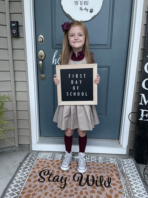 First day of school photo idea, school uniforms Kids School Uniform Ideas, First Day Of School Photo Ideas, Kindergarten Outfits, School Uniform Ideas, School Uniform Style, Uniforms Ideas, Back To School Uniform, Uniform Style, Uniform Outfits