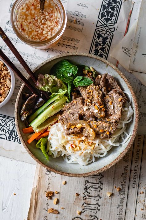 Bun Bo Xao Recipe, Beef Noodle Salad, Salad Calories, Cooking Therapy, Vermicelli Recipes, Vietnamese Beef, Blogger Ideas, Bowl Meals, Bo Bun