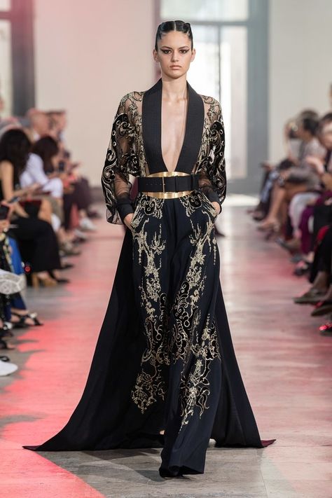 Elie Saab Haute Couture Automne-Hiver 2019-2020 - Défilés | Vogue Paris Elie Saab Haute Couture, 2019 Couture, Ellie Saab, Elie Saab Fall, Elie Saab Couture, Portfolio Inspiration, Couture Mode, Mode Inspo, Fantasy Fashion