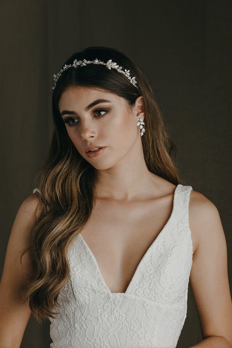 Formalite Photo, Bride Hair Down, Crystal Bridal Headband, Bridal Hair Down, Floral Hairband, Wedding Hair Headband, Bride Crown, Simple Wedding Hairstyles, Wedding Hair Inspiration