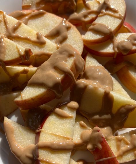 Apple Peanut Butter Snack, Peanut Butter Aesthetic, Apples With Peanut Butter, Apple With Peanut Butter, Apples Peanut Butter, Apples And Peanut Butter, Melted Peanut Butter, Honey Crisp Apple, Apple Peanut Butter