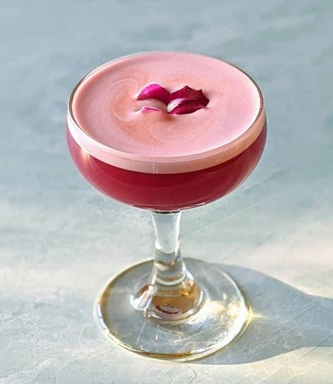 This Lemony Violet and Hibiscus Cocktailrecipe is featured in the Spring and Summer Cocktails along with many more. Hibiscus Cocktail, Cocktails At Home, Best Cocktails, Cherry Liqueur, Gin Drinks, Boozy Desserts, Floral Cocktails, Spring Cocktails, Cocktails Bar