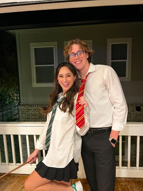 Wizard Costume Harry Potter, Gryffindor Couple Costume, Harry Potter Hermione Costume, Ginny And Harry Costume, Harry And Ginny Costume, Hogwarts Couples Costume, Ron And Hermione Halloween Costume, Harry Potter Costume Ideas Couples, Harry Potter And Snitch Costume