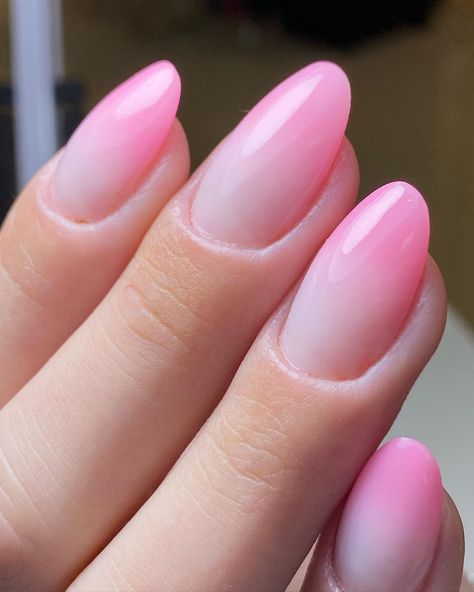 S T U D I O B. | BabyColor, decoração encapsulada. | Instagram Ombré Nails Color, Pink Ombre Nails Oval, Pink Manicure Gel, How To Do Ombre Nails, Baby Boomer Nails Color, Bird Talons, Ombre Pink Nails, Ombre Nails Pink, Nails Ideas Summer