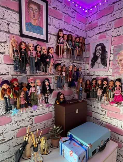 Bratz Doll Collection Display, Bratz Doll Display, Doll Collection Display Ideas, Bratz Display, Doll Display Ideas, Bratz Collections, Bratz Dollhouse, Collection Display Shelves, Decorating My First Apartment