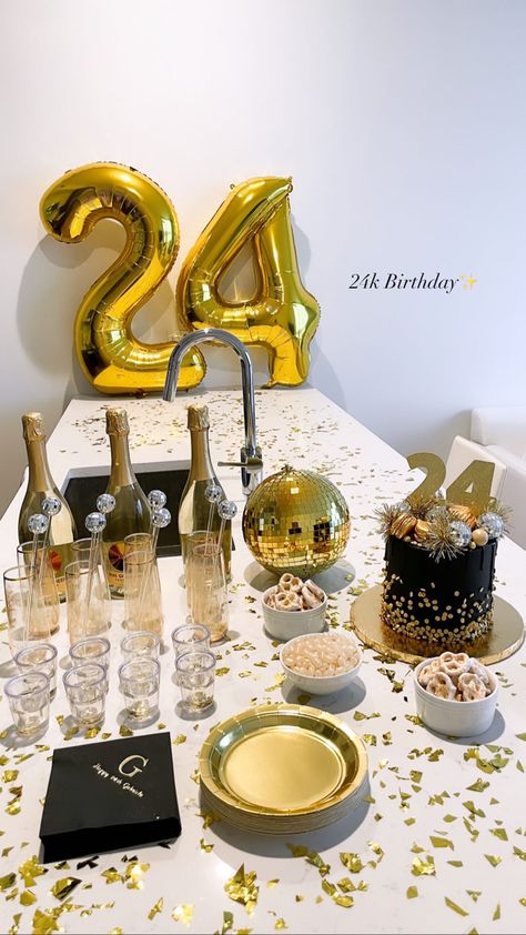 31st Golden Birthday Ideas, Golden 24th Birthday, Gold And Glitter Party, Golden Birthday For Men, 24tg Birthday Ideas, 25 Birthday Decoration Ideas For Her, 24th Birthday Decor, Golden Disco Party, Gold Bday Party Ideas