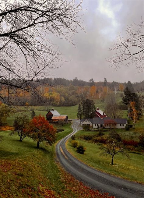 Sleepy Hollow Farm Vermont, Vermont Autumn Aesthetic, Small Town Vermont Aesthetic, Fall In Vermont Aesthetic, Autumn In The Country, Vermont House Aesthetic, Autumn Farm Aesthetic, Vermont Fall Aesthetic, Fall Country Aesthetic