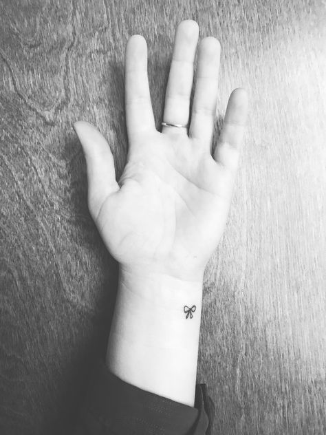 Hailey Bieber Bow Tattoo, Small Bow Tattoos For Women, Minimalist Bow Tattoo, Wrist Bow Tattoo, Bow Tatoos Small, Bow Wrist Tattoo, Mini Bow Tattoo, Simple Bow Tattoo, Bow Finger Tattoo