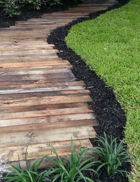 Pallet Pathway Ideas, Reka Bentuk Landskap, Shed Inspiration, Taman Diy, Pallet Projects Garden, Backyard Walkway, Jardim Diy, Desain Lanskap, Garden Walkway