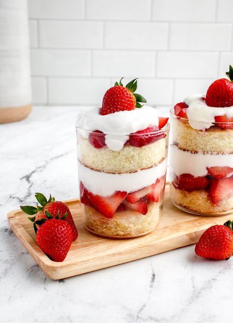 These Strawberry Shortcake Trifles are a really fun take on a classic strawberry shortcake! Moist vanilla sheet cake is cut into rounds and layered in clear glasses with sugared strawberries and whip cream. Personal Strawberry Shortcake, Strawberry Shortcake Wedding, Strawberry Cake Aesthetic, Strawberry Shortcake Food, Individual Strawberry Shortcake, Cake Recipes Strawberry, Strawberry Cake Design, Cake Recipe Strawberry, Holiday Bites