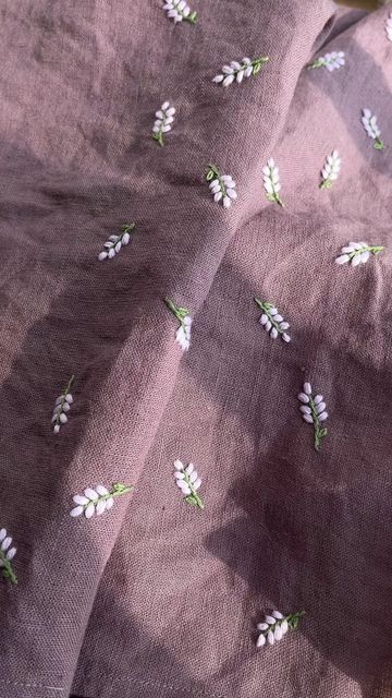 Linen With Embroidery, Embroidered Linen Fabric, Embroidered Linen Dress Hand Embroidery, Simple Line Embroidery, Embroidery On Cotton Fabric, Floral Neckline Embroidery, Cute Floral Embroidery, Hand Embroidery Simple Designs, Hand Embroidery On Dress