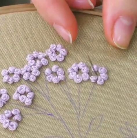 Credit: diana_vingert Projek Menjahit, Hand Embroidery Videos, Embroidery Stitches Tutorial, Hand Embroidery Flowers, Pola Sulam, Kraf Diy, Embroidery Flowers Pattern, Creative Embroidery, Simple Embroidery