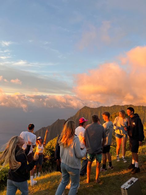 Group Hike Aesthetic, Fun Adventures With Friends, Mountain With Friends, Tour Guide Aesthetic, Exploring World, Places To Travel With Friends, Hawaii Friends, Amazing Places To Travel, Travel With Friends