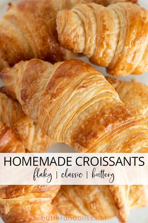 Homemade Classic Croissants | A recipe breakfast croissants that are flaky, buttery, and go perfect with a cup of coffee or fresh jam! ButterandBliss.net | #homemadecroissants #croissants #breakfastcroissants Crossant Recipes, French Croissants, Pudding Chia, Homemade Croissants, Butter Croissant, Croissant Recipe, Homemade Bread Recipes Easy, Cookies Bars, Easy Butter