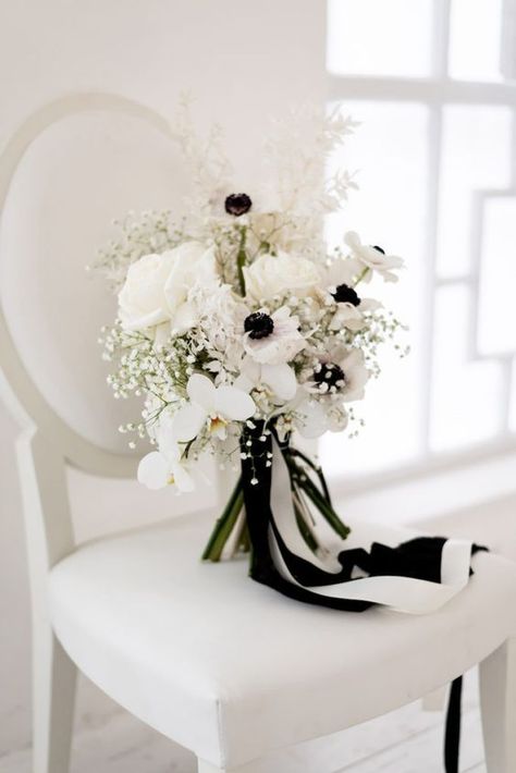 Black And White Wedding Flowers, Timeless Wedding Decor, Black Wedding Flowers, Anemone Wedding, Black Bouquet, Monochrome Weddings, Black And White Wedding Theme, Black And White Roses, Modern Centerpieces