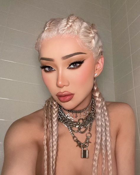 //9:14 pm// @jettelag Nikita Dragon, Coachella Pictures, Nikita Dragun, Hot Lipstick, Pretty Makeup Looks, Girl Celebrities, New Haircuts, Make Up Artist, Pretty Makeup