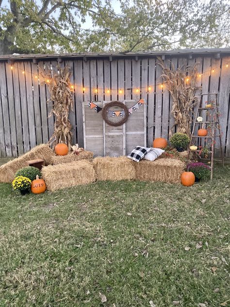 Thanksgiving Photoshoot Backdrop, Outdoor Fall Photo Booth Ideas, Fall Photo Wall Backdrop, Fall Photo Shoot Props, Fall Photo Backdrop Ideas Outdoor, Trunk Or Treat Photo Backdrop, Hoco Photo Backdrop, Fall Backdrops For Pictures Outdoor, Photo Booth Fall Festival