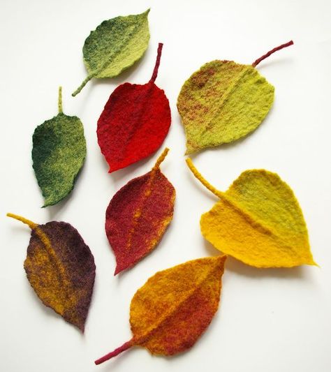 Autumn leaves - felted: Tovad Ull, Felt Leaves, Needle Felting Projects, Wet Felt, Felt Jewelry, Wool Projects, Felt Brooch, Wool Crafts, Textile Jewelry