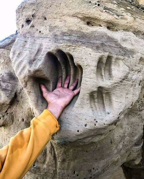 Human Hands - Ancestral Shoshone Native-Made Petroglyphs (~1000 To ~200 Years Old) On Fluvial, Quartzose Sandstone Cliff Face (Wasatch Formation, Paleocene To Lowermost Eocene) In Wyoming. These Handprints Were Produced By Rubbing Of Fingers On The Slightly Friable Sandstone Surface Mountains Wyoming, Nephilim Giants, Ancient Discoveries, Ancient Technology, Aliens And Ufos, Mystery Of History, Ancient Mysteries, White Mountains, Ancient Aliens