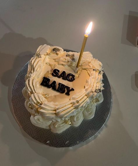 Sag Szn Cake, Sag Cake, Old Money Birthday Cake, Old Money Cake, Money Birthday Cake, Bd Cake, 18th Birthday Decorations, Birthday Plans, Pinterest Cake