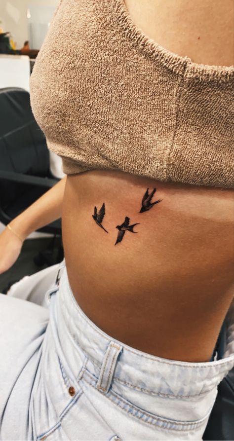 Birds On Ribs Tattoo, Bird Rib Tattoos For Women, Collar Bone Tattoo Birds, Bird Rib Tattoo, Bird Tattoo Ribs, Lisa Tattoo, Tattoos Inspos, Little Bird Tattoos, Rib Tattoos For Women