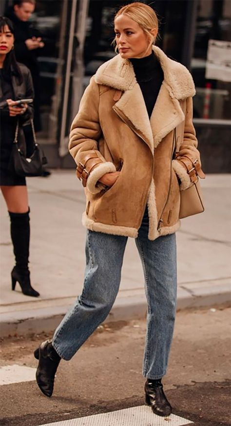 new york fashion week staple Shearling Jacket Outfit, Winter Streetwear Outfits, Sherling Jacket, Sheepskin Coat, Looks Street Style, Coat Outfits, Mode Inspo, Shearling Jacket, Looks Style