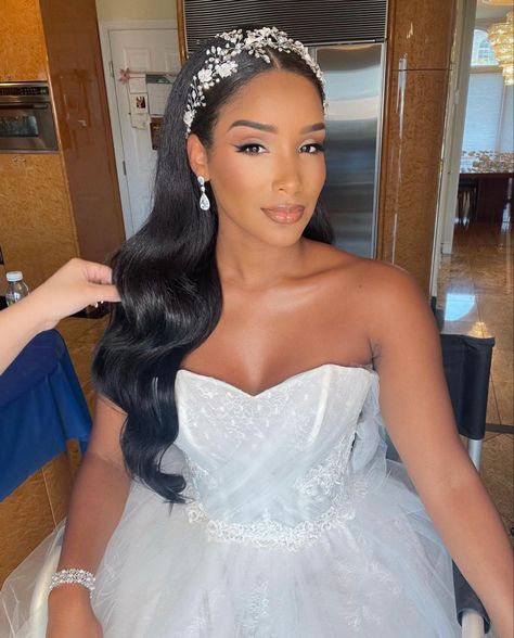 Wedding Hairstyles Down Black Women, Black Bride Headpiece, Bridal Hair Down Black Women, Black Bride Hair Down, Half Up Half Down Wedding Hair African American, Simply Wedding Hairstyle, Wavy Bride Hairstyles, Black Brides Hairstyles With Veil, Wedding Half Up Half Down Black Women