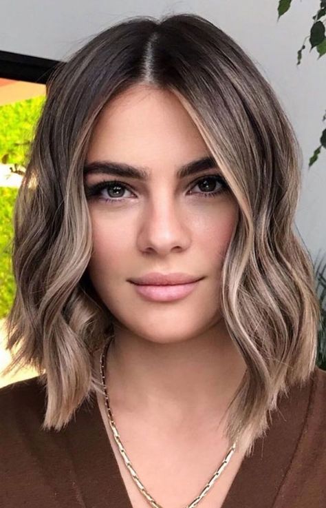 Shoulder Haircuts For Women Straight, Latina Hair Color Ideas Short, Fall Bayalage Short Hair, Hair Color Ideas Bob Haircut, Short Hair Color Ideas 2023 Fall, On Trend Hair 2022, Women Haircut Fine Hair, Fall Short Hair Colors 2022 Trends, Short Hair Burnett