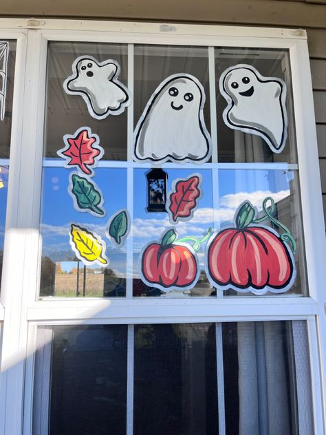 Halloween Inspired window painting with cute ghosts, pumpkins and fall leaves Halloween Window Marker Art, Ghost Window Display, Fall Window Painting Ideas Store, Ghost Window Painting, Pumpkin Window Painting, Fall Window Painting Ideas Easy, Halloween Window Drawing, Halloween Window Painting Ideas, Halloween Window Painting