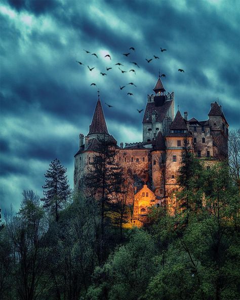 Dracula Castle (Bran Castle) Transylvania Romania. Photo by: @kyrenian Explore. Share. Inspire: #earthfocus by earthfocus Draculas Castle Romania, Bran Castle Romania, Dracula Castle, Transylvania Romania, Romania Travel, Chateau Medieval, Chateau France, Beautiful Castles, A Castle