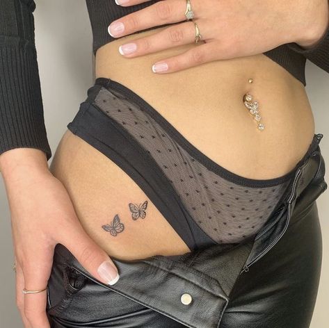 Butterfly Thigh Tattoo, Small Thigh Tattoos, Rosen Tattoo Frau, Female Tattoo Ideas, Simple Tattoo Ideas, Hip Tattoo Small, Watercolor Tattoo Ideas, Basic Tattoos, Tattoo Minimal