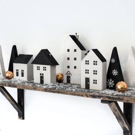 Rustic Village House, Diy Christmas Houses Village Wood, Wood Christmas Village Diy, Mini Wooden Houses Diy Projects, Diy Fireplace Decor, Diy Wooden Houses, Wood Christmas Village, Christmas Upcycling, Diy Wooden House