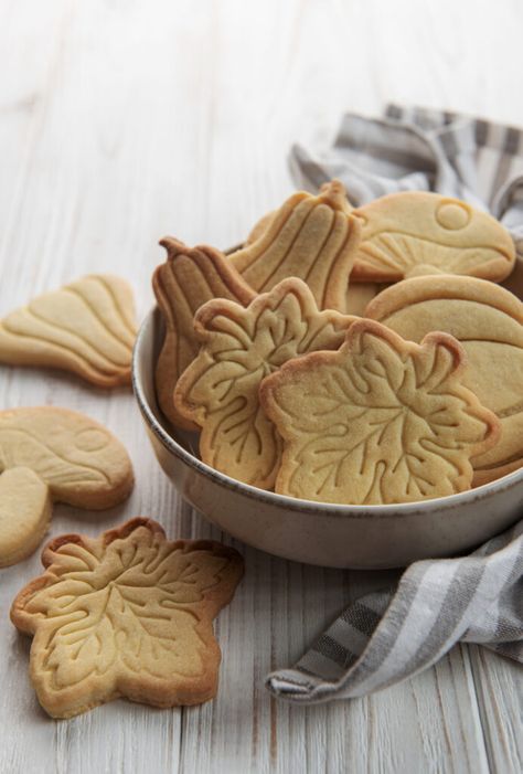 Best Maple Cookies, Simple Fall Cookies, Autumn Biscuits, Autumn Bakes, Autumn Market, Autumn Cookies, Maple Leaf Cookies, Autumn Treats, Fall Cookie Recipes