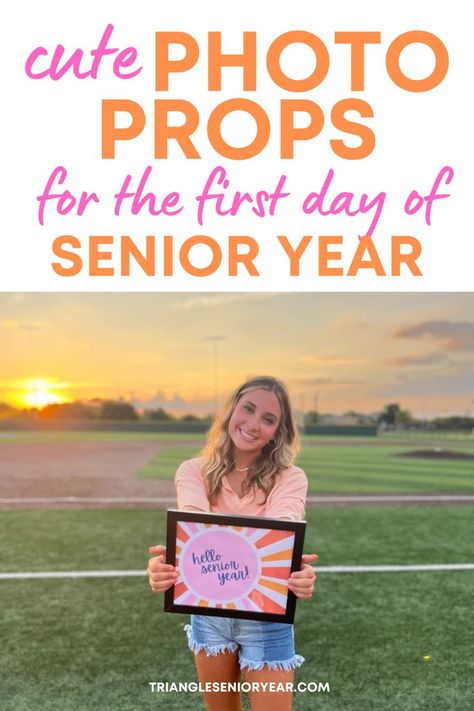 cute senior girl holding a sign that says hello senior year Senior Back To School Sign, Senior First Day Picture Ideas, Seniors First Day Of School, 1st Day Of School Senior Year, Senior First Day Of School Picture Ideas, Senior 1st Day Of School Ideas, Senior Year First Day Photo Ideas, Last First Day Of School Senior Year Picture Ideas, First Day Of School Senior Year