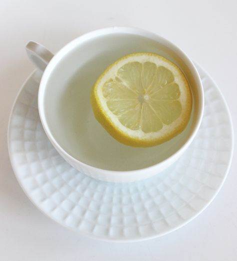 Recovering from an indulgent holiday? Here are three detox drinks you should add to your daily routine. Hot Lemon Water, Tomato Nutrition, Drinking Hot Water, Lemon Benefits, Lemon Water, Detox Drinks, Diet Tips, Popsugar, Nutrition Facts