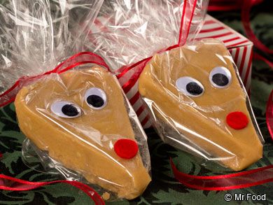 Reindeer Fudge - Whether you're looking for a homemade Christmas gift or need a fun holiday recipe that kids and adults will both love, this Reindeer Fudge is absolutely a winner! Fun Holiday Food, Mr Food, Peanut Butter Fudge Recipe, Christmas Candy Recipes, Fudge Recipe, Peanut Butter Fudge, Christmas Cooking, Homemade Christmas Gifts, Christmas Goodies