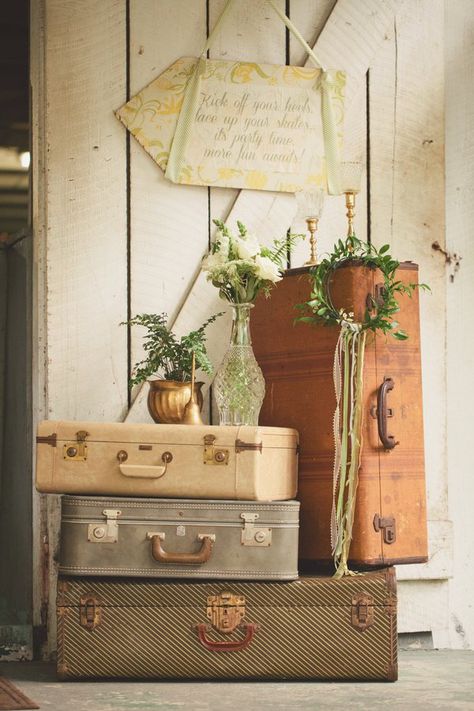 Suitcase Display, Suitcase Decor, Roller Rink, Rustic Vintage Wedding, Old Suitcases, Rustic Wedding Inspiration, Vintage Suitcases, Vintage Wedding Theme, Vintage Suitcase