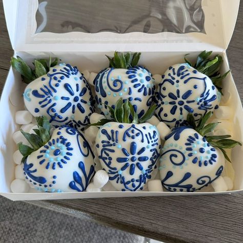 Fresari | Mexican Talavera 💙🌀🦋 . . . . #talaverastrawberries #talaveraberries #chocolatestrawberries #chocolatedippedstrawberries | Instagram