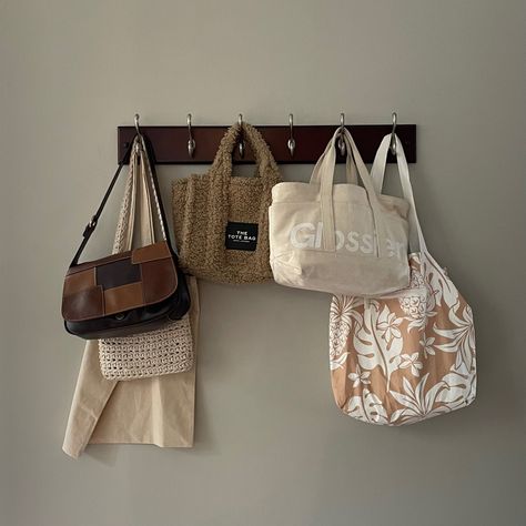 Bags Hanger Ideas, Bag Hooks Wall Bedroom, Hanging Bag Storage, Bags Hanging On Wall Aesthetic, Bag Hanging Ideas Bedroom, Hang Bags In Room, Bag Hanger Ideas Bedroom, Purse Holder Ideas, Bag Shelf Display Bedroom